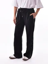 Pantalón de jogging negro de corte recto con cintura elástica ajustable con cordón y detalle de encaje en los laterales.