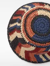 Sombrero tipo bucket tejido a crochet con diseño geométrico multicolor.