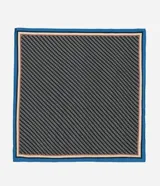 Pañuelo cuadrado de satén negro con estampa de cadenas blancas y borde con líneas en azul, marrón y beige.