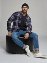 Camisa de franela de manga larga con estampado a cuadros en tonos marrón, naranja y blanco.