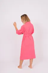 Bata azul marino de toalla con cuello esmoquin, lazo para ajustar en la cintura y bolsillos laterales.