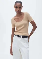Jersey de punto acanalado color beige, con cuello redondo escotado y mangas cortas. Diseño recto y entallado.