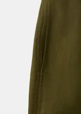Pantalón largo de lino color verde militar, de corte recto y tiro medio con cintura elástica ajustable y dos bolsillos laterales.