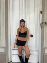 Top corto negro con breteles finos y escote en V.