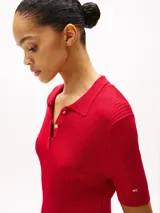 Minivestido rojo de tejido acanalado con cuello chomba, manga corta, corte evasé y botonadura dorada con logo grabado.