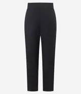 Pantalón de vestir negro, estilo carrot (holgado en cadera y ajustado en tobillo), de cintura alta con trabillas y cierre tradicional. Presenta recortes verticales con costura aparente en el frente.