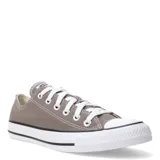 Championes Converse Chuck Taylor All Star de corte bajo, confeccionados en lona de algodón color taupe. Presentan puntera de goma blanca, cordones al tono y suela de plataforma con la clásica franja negra distintiva de la marca.