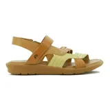 Sandalias planas para mujer confeccionadas en cuero, con diseño de tiras cruzadas en tonos marrones y tostados, suela baja y ajuste con velcro en el talón.