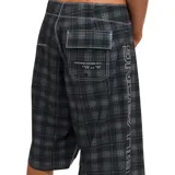 Short de baño Billabong de largo extendido, color negro con diseño a cuadros en tonos grises y blancos, cordón ajustable en la cintura y detalle de logo estampado en la pierna izquierda.