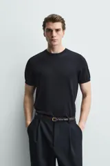 Camiseta de punto de corte regular, confeccionada en una mezcla de viscosa. Presenta cuello redondo y mangas cortas con acabados en rib.