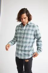 Camisa de viyela a cuadros color ladrillo, azul y blanco, de corte slim fit, manga larga, con bolsillo en el pecho y logo bordado.