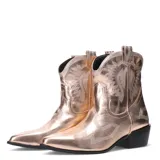 Bota texana de caña baja color blanco, con costuras decorativas en relieve y taco cuadrado de madera.