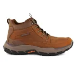Bota casual de caña media color marrón, marca Skechers, modelo Relaxed Fit Respected Boswell. Capellada de cuero sintético repelente al agua, con cordones frontales, plantilla de espuma viscoelástica refrigerada por aire Skechers y amortiguación Goga Mat Arch para mayor soporte. Suela Goodyear Performance para mayor tracción, estabilidad y durabilidad.