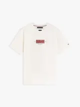 Remera de corte regular y cuello redondo de la marca Tommy Hilfiger, confeccionada en algodón de color blanco. Presenta un diseño gráfico en el pecho con el logo NYC y un pequeño logo bordado en la manga.