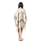 Poncho de tejido de punto con diseño de cuadros escoceses en tonos beige, negro y rojo. Presenta un corte amplio, cuello abierto y terminaciones con flecos en el ruedo.