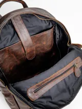 Mochila marrón de cuero, amplia y cómoda, con compartimento principal con cierre, bolsillo frontal con cierre y asas acolchonadas.