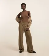 Body color marrón, sin mangas, con cuello halter y cierre en la entrepierna.