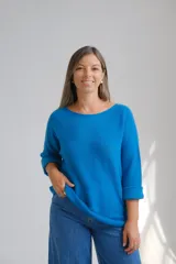 Sweter de punto color azul, con escote a la base y mangas largas con puños doblados. Diseño holgado y versátil.