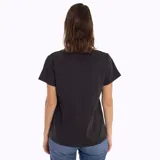 Remera de algodón reciclado color negro, con cuello redondo, mangas cortas y un bolsillo abierto en el pecho.