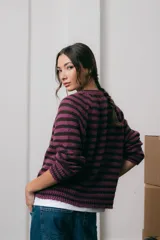 Saco tejido de punto a rayas horizontales en tonos violeta y marrón, con cuello redondo, manga larga y cierre frontal con botones.