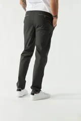 Pantalón chino clásico color ladrillo, de corte slim, con presillas para cinturón.