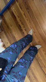 Pantalón de tafeta elastizada con estampado floral en tonos azules, bordó y verde.