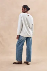 Sweater gris melange de algodón peinado con poliéster, de calce oversize, cuello redondo y mangas largas.