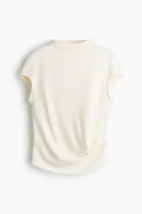 Top de manga corta en punto fino de mezcla de viscosa, color blanco, con cuello elevado corto, dobladillo en las mangas y pliegues en un lateral de la cintura para crear un efecto drapeado suave.