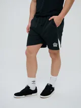 Bermuda deportiva Umbro modelo Match Cut, color negro con detalles blancos en los laterales y logo de la marca bordado. Cuenta con cintura elástica con cordón ajustable y bolsillos con cierre.