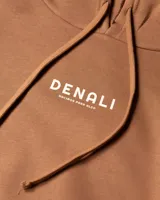 Hoodie de color camel con capucha y cordones ajustables, bolsillo frontal tipo canguro y estampado pequeño en el pecho con la marca Denali.