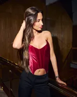 Corset negro con escote corazón pronunciado y corte irregular en el bajo.