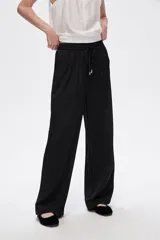 Pantalon de rayón con cintura elástica y cordón de ajuste, corte slouchy de calce alto y bolsillos laterales.