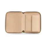 Billetera compacta Guess modelo Laurel II, color gris oscuro con textura granulada. Presenta cierre perimetral metálico y logo de la marca en letras doradas en la parte frontal.