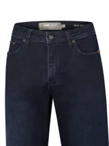 Pantalón de jeans corte regular en color azul oscuro, con tiro medio, cierre de cremallera y botón metálico. Confeccionado en denim con tecnología de flexibilidad.