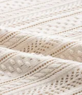 Musculosa masculina color blanco hueso, con cuello redondo y diseño texturizado de efecto ganchillo.