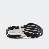 Championes New Balance modelo 680 V8, color crema/beige claro, con logo 'N' en plateado y detalles en rosado pálido. Presentan una suela gruesa con tecnología Fresh Foam.