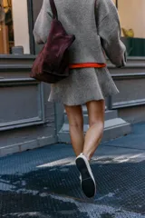 Falda corta de punto con diseño evasé y cintura elástica.