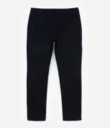 Pantalón masculino de corte skinny confeccionado en sarga de algodón con elastano. Presenta cierre frontal con botón y cremallera, cintura con trabillas y bolsillos laterales y traseros.