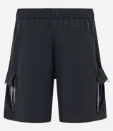 Bermuda baggy de hombre color gris, con cintura elástica, cinturón ajustable incorporado, recortes contrastantes y bolsillos cargo laterales.