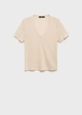 Camiseta de lino color beige, de corte recto, con mangas cortas y escote en V.