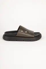 Sandalias de tira ancha color verde militar, con apliques de tachas plateadas y plataforma de 4cm de alto.