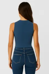 Top blanco de viscosa con cuello alto y corte entallado.