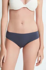 Bombacha tipo culotte de tiro medio, confeccionada en tejido suave con textura acanalada, de corte clásico y cobertura completa.