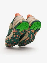 Championes Satorisan modelo Chacrona Linen, de color verde con detalles en beige, naranja y salmón, confeccionados en lino y cuero, con suela chunky moteada y cordones bicolor.