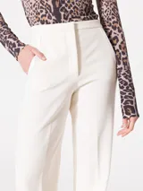 Pantalón sastrero de tiro alto color blanco, con botamanga ancha y cintura interna de poplín.