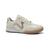 Championes deportivos Via Marte modelo Aubrey, en tonos off-white, beige y detalles dorados. Presentan diseño de paneles, cordones al tono y suela de goma con tracción.