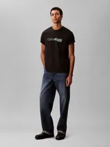Remera de algodón con cuello redondo y manga corta, presenta un estampado frontal con el logo de la marca en estilo cursivo.