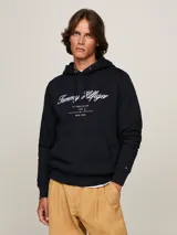 Buzo negro con capucha de Tommy Hilfiger. Tiene el logo de la marca bordado en blanco en el pecho y el logo de la bandera en el puño.