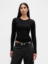 Remera de manga larga confeccionada en tejido rib, con cuello redondo y ajuste al cuerpo.