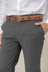 Pantalón de vestir corte slim fit, confeccionado en gabardina de lana color beige, con cierre frontal y bolsillos laterales.